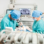Hemisekcja zęba - zespół stomatologiczny w trakcie leczenia pacjenta
