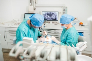 Hemisekcja zęba - zespół stomatologiczny w trakcie leczenia pacjenta