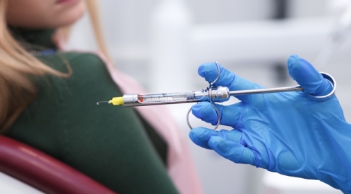 Czy podanie znieczulenia u dentysty boli?