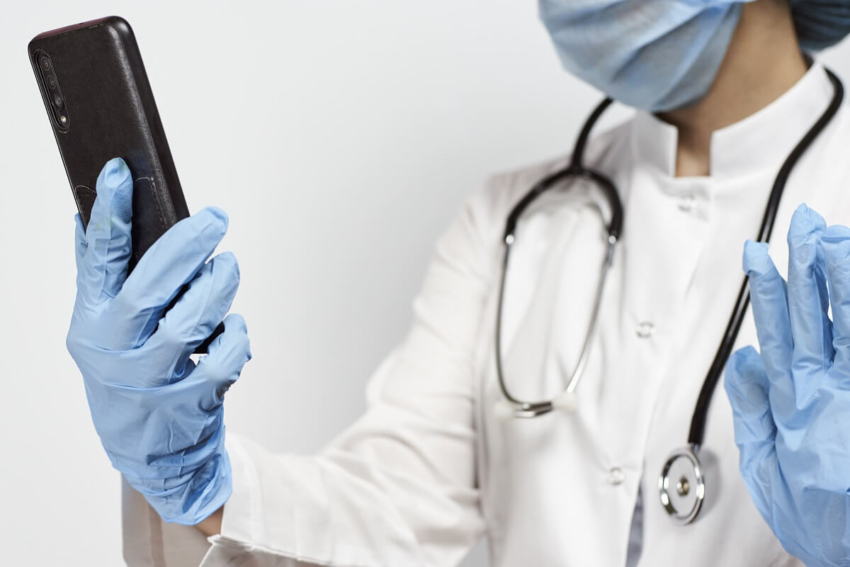 „Medisch Contact”: smartfony lekarzy siedliskiem bakterii