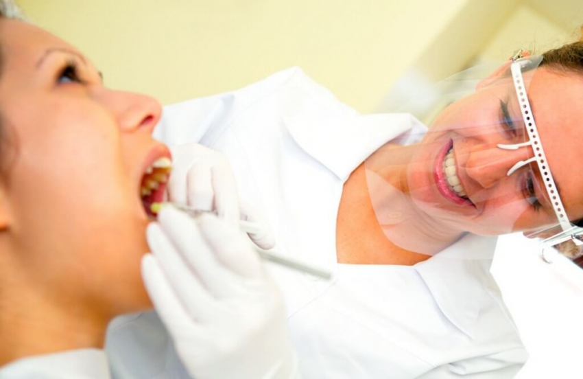 Środki ochrony twarzy w pracy asystentek stomatologicznych