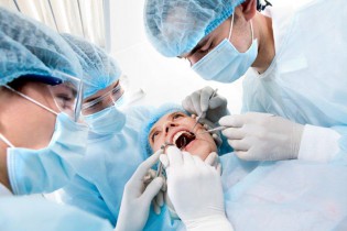3 dentystow i pacjentka