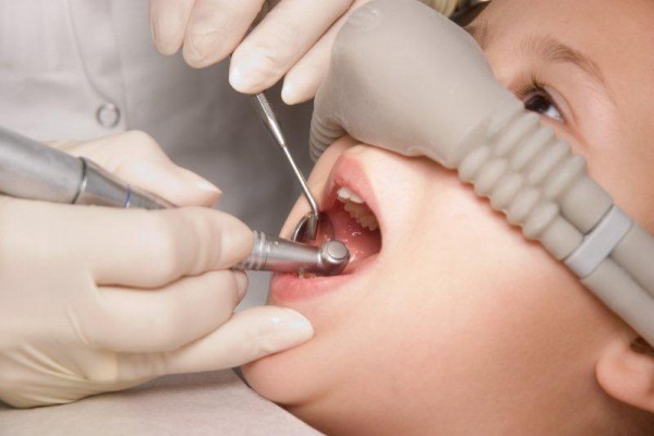 Bezbolesne leczenie zębów: sedacja wziewna i sedacja głęboka