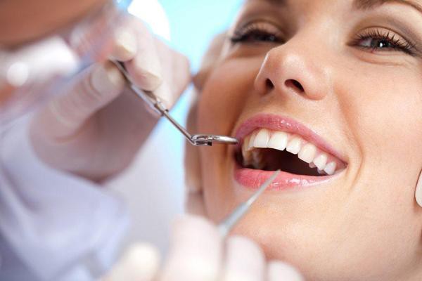 Dentyści ostrzegają – nie wybielaj zębów domowymi sposobami