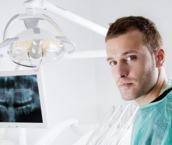 dentysta i zdjęcie pantomograficzne