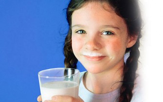 dziewczynak z kubkiem mleka
