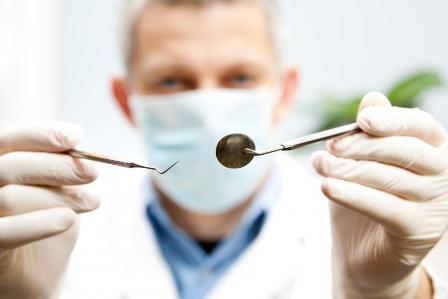 Dlaczego Polacy leczą zęby prywatnie?