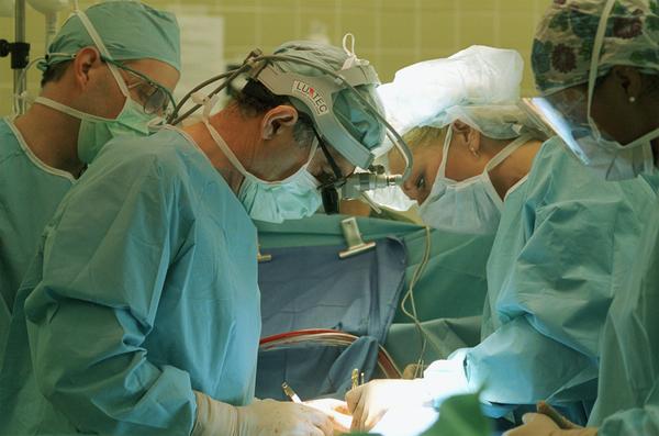 Wszczepili implanty stawów skroniowo-żuchwowych