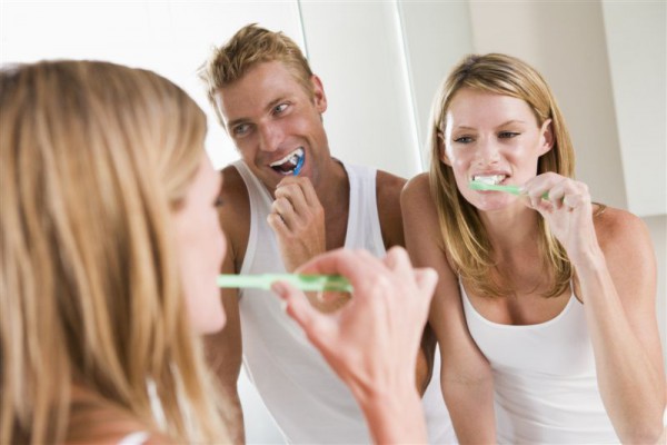 Skoro mamy implanty, nie musimy myć zębów?