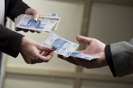 Polacy coraz częściej płacą za leczenie