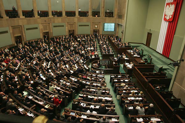 Sejm przyjął ustawę, NFZ może aneksować umowy