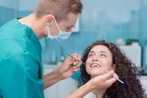 10 najbardziej głupich i krępujących pytań pod adresem dentysty