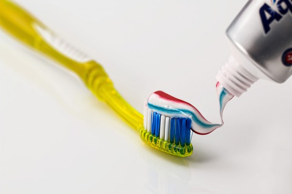 Jak chronić zęby przed parodontozą? Przede wszystkim higiena