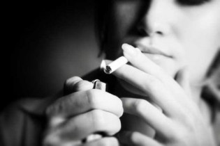 wplyw palenia papierosow na zeby
