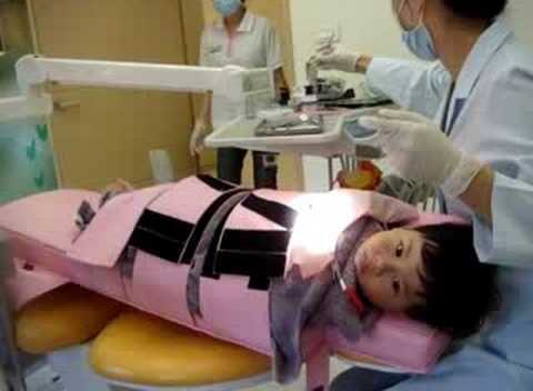 Kontrowersyjne praktyki unieruchamiania dzieci na fotelu dentystycznym