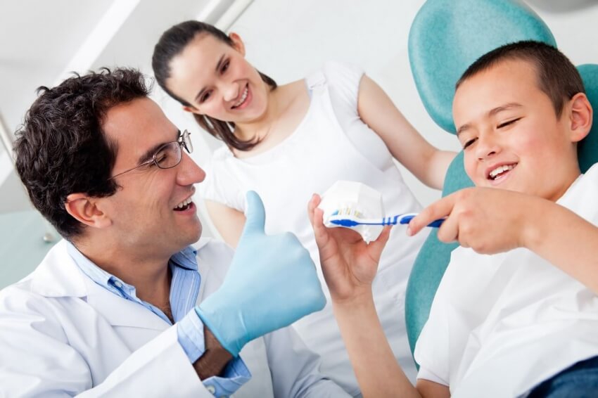 Nauka szczotkowania zębów przez zabawę – nietypowe metody instruktażowe