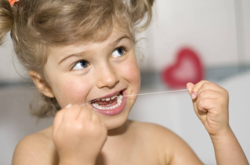 Nitkowanie zębów – dlaczego jest tak ważne? Poradnik dla pacjentów
