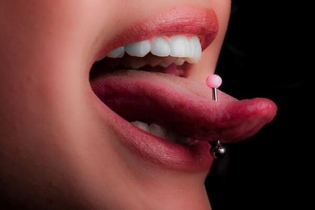 Dentonet - Biżuteria w języku a zdrowie jamy ustnej