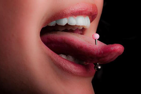 Biżuteria w języku i jej wpływ na zdrowie zębów i jamy ustnej