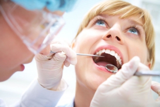Dentonet - co to jest piaskowanie zębów