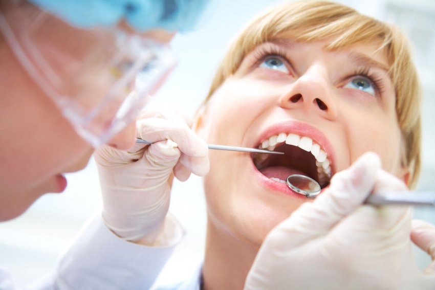 Co to jest piaskowanie zębów? Krótki poradnik dla pacjentów