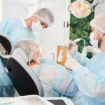 Resekcja wierzchołka korzenia zęba - lekarze dentyści leczący pacjentkę