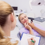 Ekstrakcja zęba - kobieta z grymasem bólu na fotelu stomatologicznym