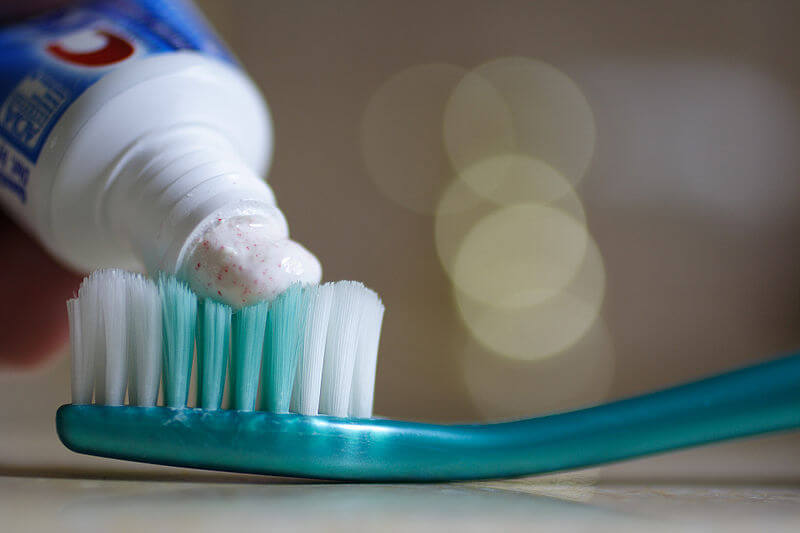 Bioaktywne szkło w pastach do zębów zwalcza próchnicę