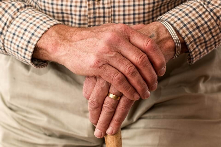 Seniorzy w domach opieki pod szczególną opieką stomatologiczną
