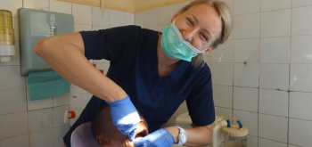 Aleksandra dentysta w afryce