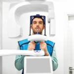 Pantomogram zębów - mężczyzna w trakcie badania pantomograficznego zębów