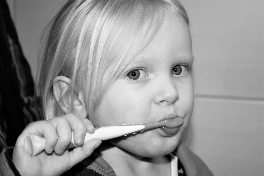 10 trików, dzięki którym Twoje dziecko polubi mycie zębów