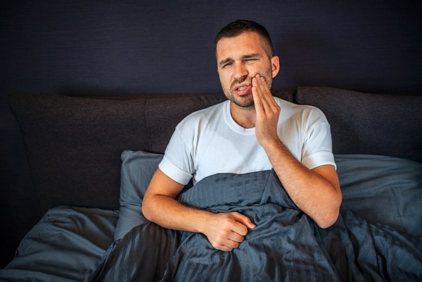 Ból zęba w nocy – co robić? Przyczyny i sposoby na nocny ból zęba
