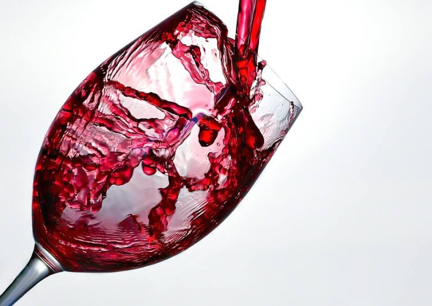 Czerwone wino korzystnie wpływa na stan zdrowia zębów?
