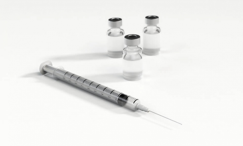 Szczepienia medyków wstrzymane, w całym kraju brakuje szczepionek