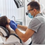 Martwy ząb - dentysta podczas leczenia pacjentki