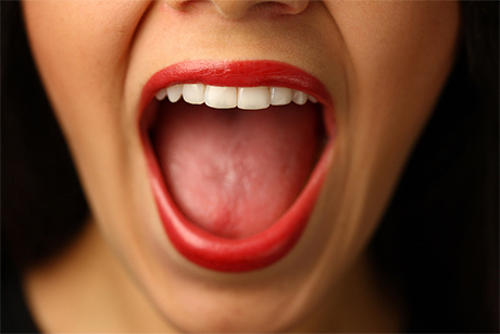 Obrzęk języka i dna jamy ustnej – rzadki objaw COVID-19?