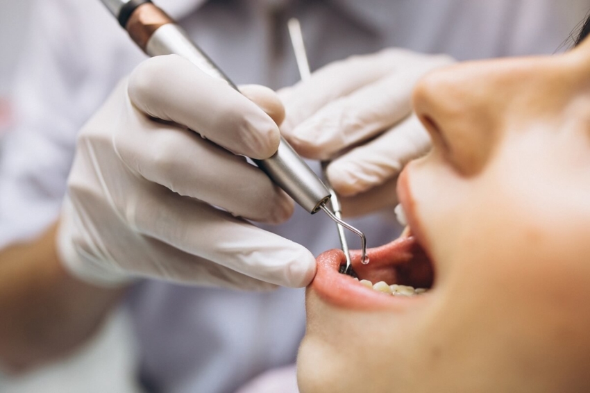 Dlaczego dentyści są grupą szczególnie zagrożoną koronawirusem?