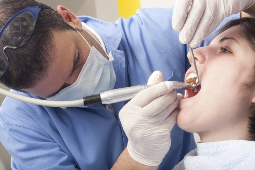 Zły stan zdrowia jamy ustnej podnosi ryzyko powikłań COVID-19?