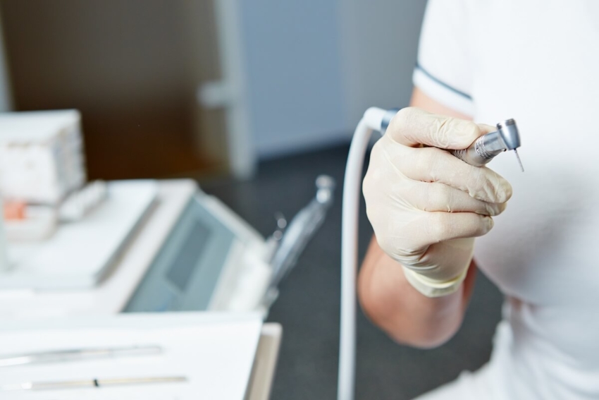 USA: niezaszczepiony dentysta leczy wbrew zakazowi