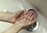 Jak prawidłowo myć ręce? Energicznie i co najmniej 20 sekund