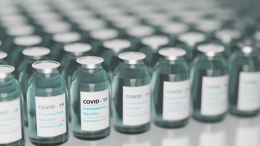 COVID-19: trzecia dawka szczepionki zalecana pracownikom medycznym
