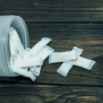 Snus - torebki ze snusem wysypujące się z pudełka