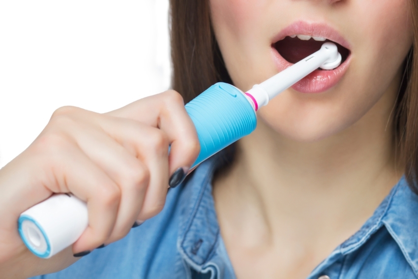 Czy szczoteczka elektryczna czyści zęby lepiej niż tradycyjna? Odpowiadamy!