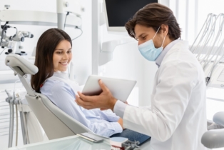 dentist doctor showing patient result of KL69XSS
