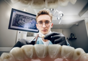 mlody dentysta