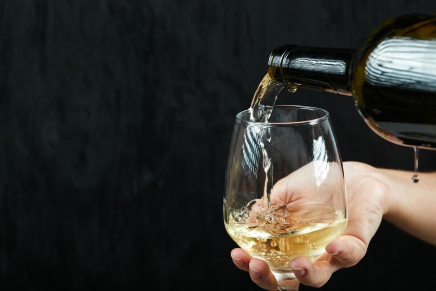 Mniejszy kieliszek – niższe spożycie alkoholu?