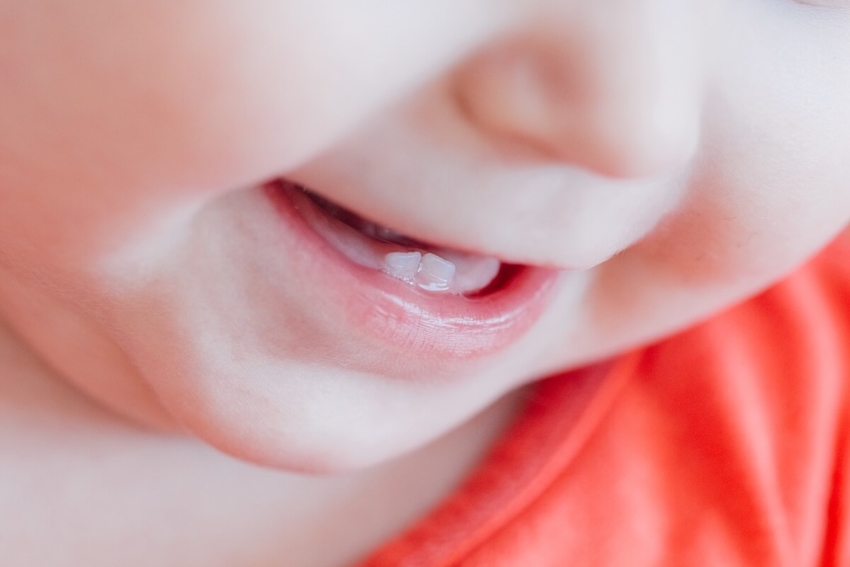 Jak pomóc dziecku podczas ząbkowania? Rekomendacje ekspertów