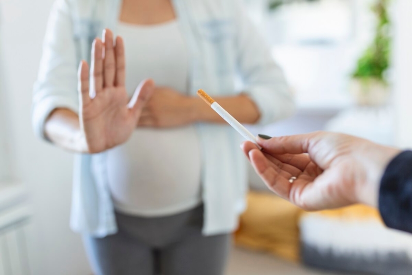 NHS: mniej kobiet pali w ciąży i po urodzeniu dziecka