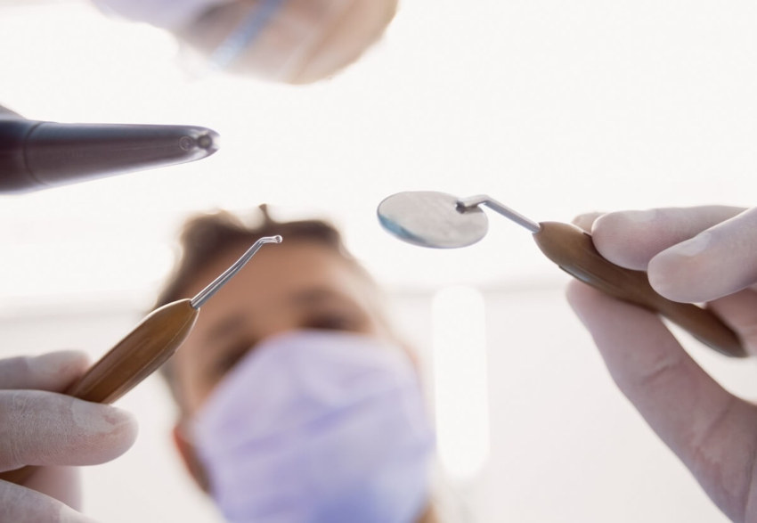 Eksperci podkreślają: „Dentysta przed radioterapią to konieczność”